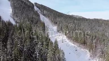 滑雪者在滑雪胜地滑雪升降机附近的高空俯瞰滑雪斜坡。 Bukvel